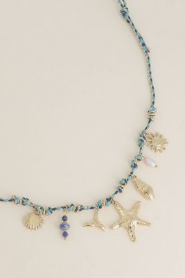Collier sur cordon bleu avec breloques en acier doré