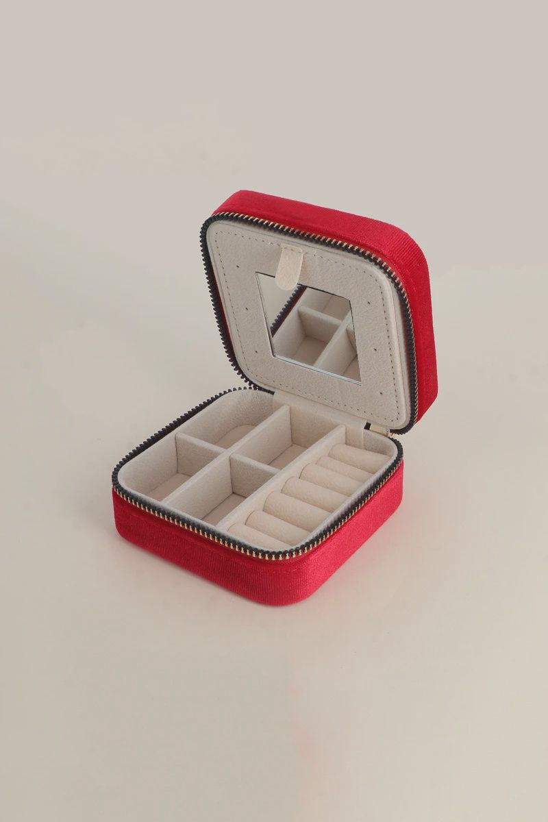 Petite boite à bijoux en velours rouge