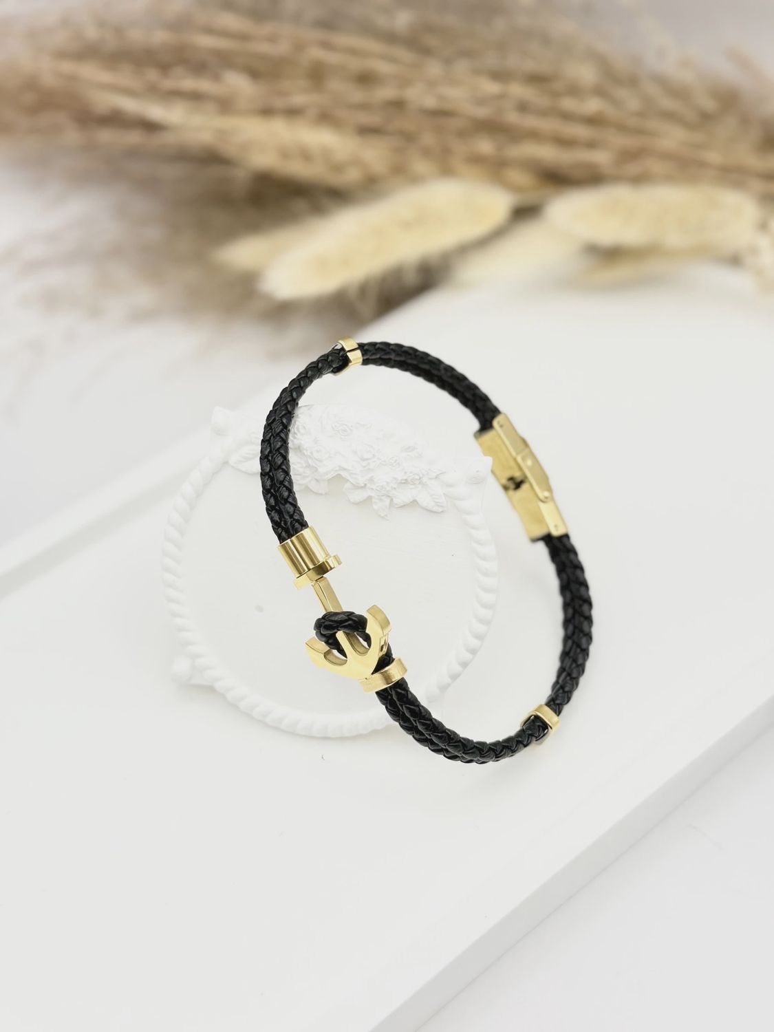 Bracelet en cuir tressé avec ancre en acier doré