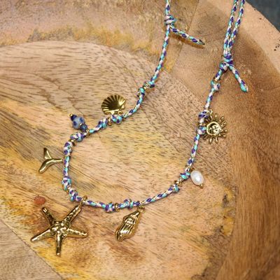 Collier sur cordon violet avec breloques en acier doré