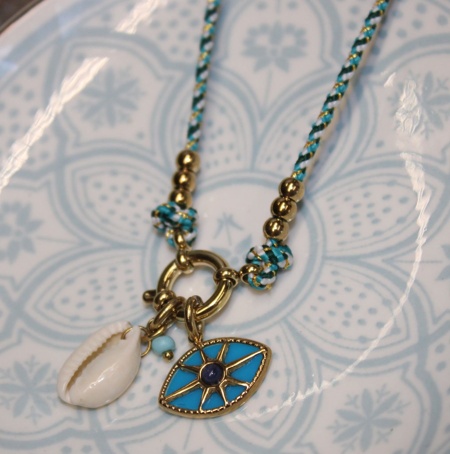 Collier cordon bleu avec coquillage et breloques en acier inoxydable