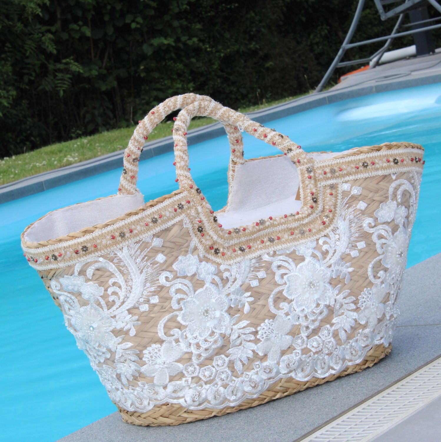 Panier en paille à dentelle blanche