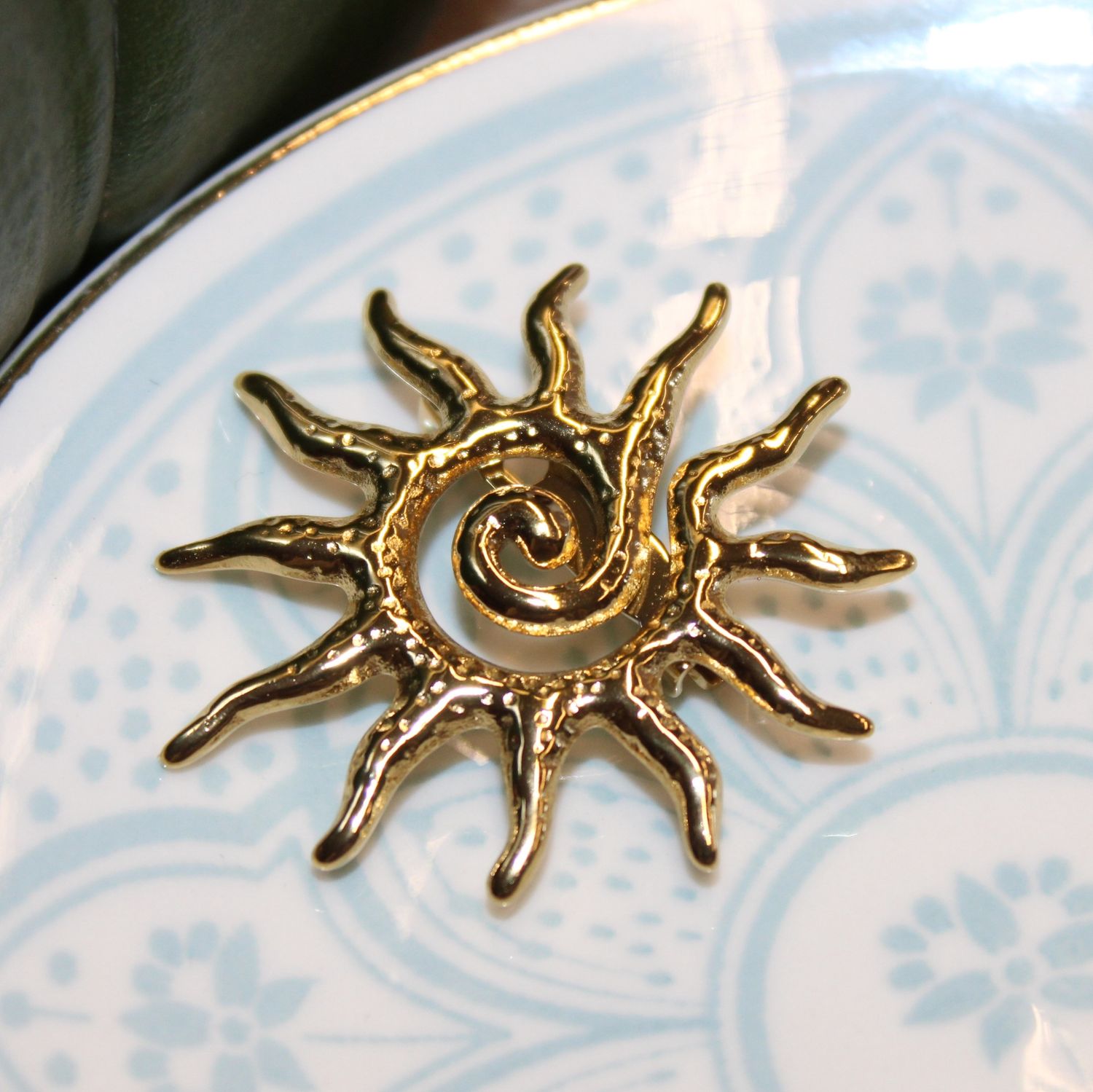 BROCHE SOLEIL EN ACIER INOXYDABLE DORE