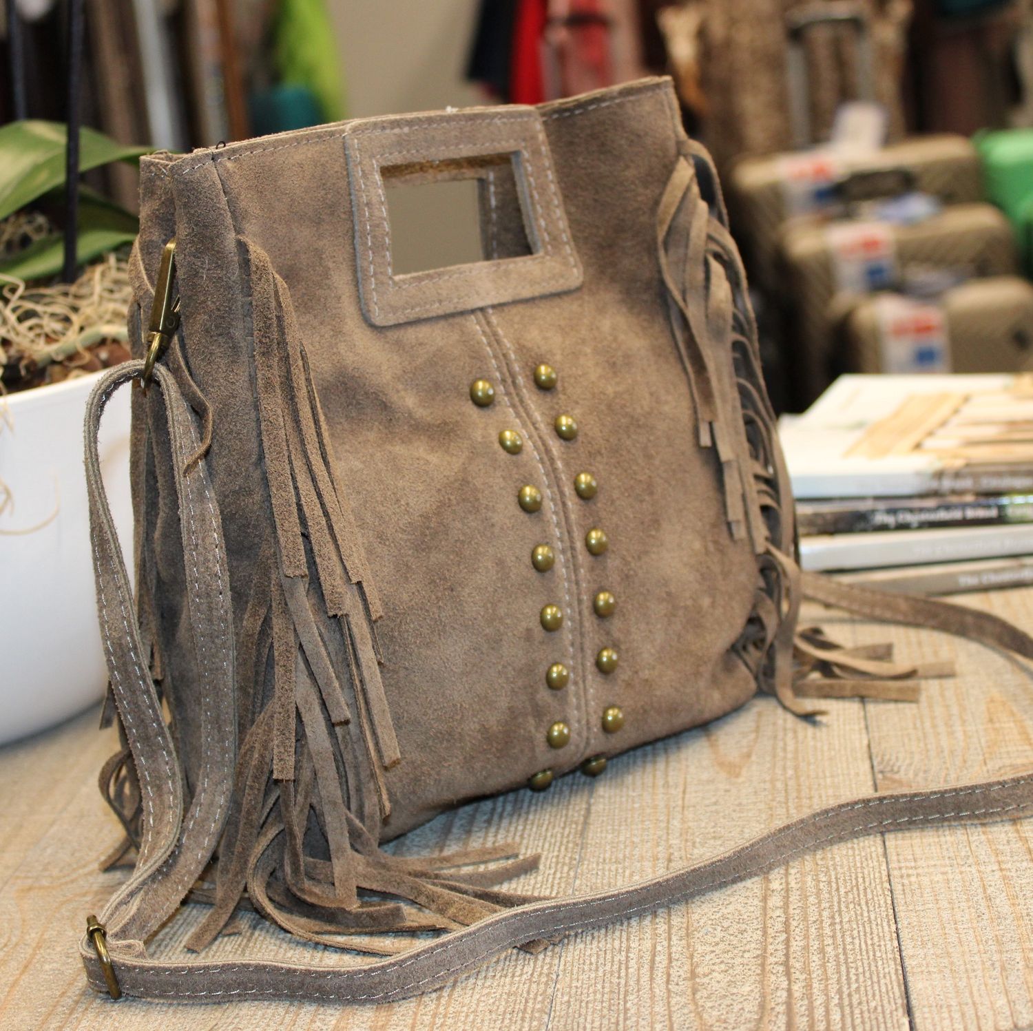 Sac bandoulière en cuir de daim taupe