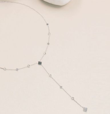 Collier en acier inoxydable avec trèfles et pierres scintillantes