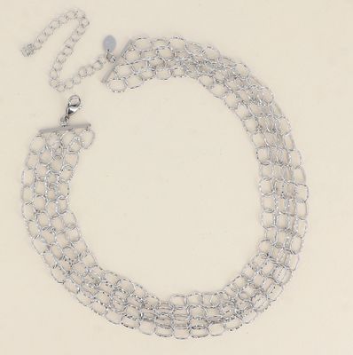 Collier ras de cou en acier doré à 4 rangs