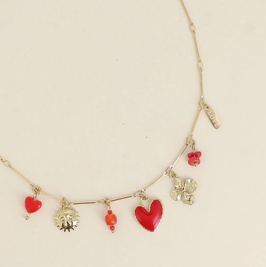 Collier en acier doré à breloque avec détails rouges