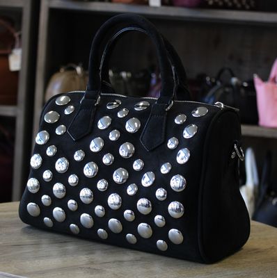 Sac polochon effet velours noir avec clous argentés