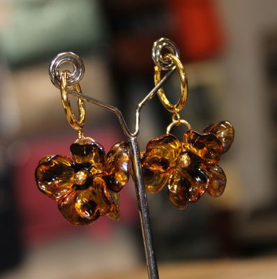 Boucles d&#39;oreilles fleur léopard en résine et acier inoxydable doré