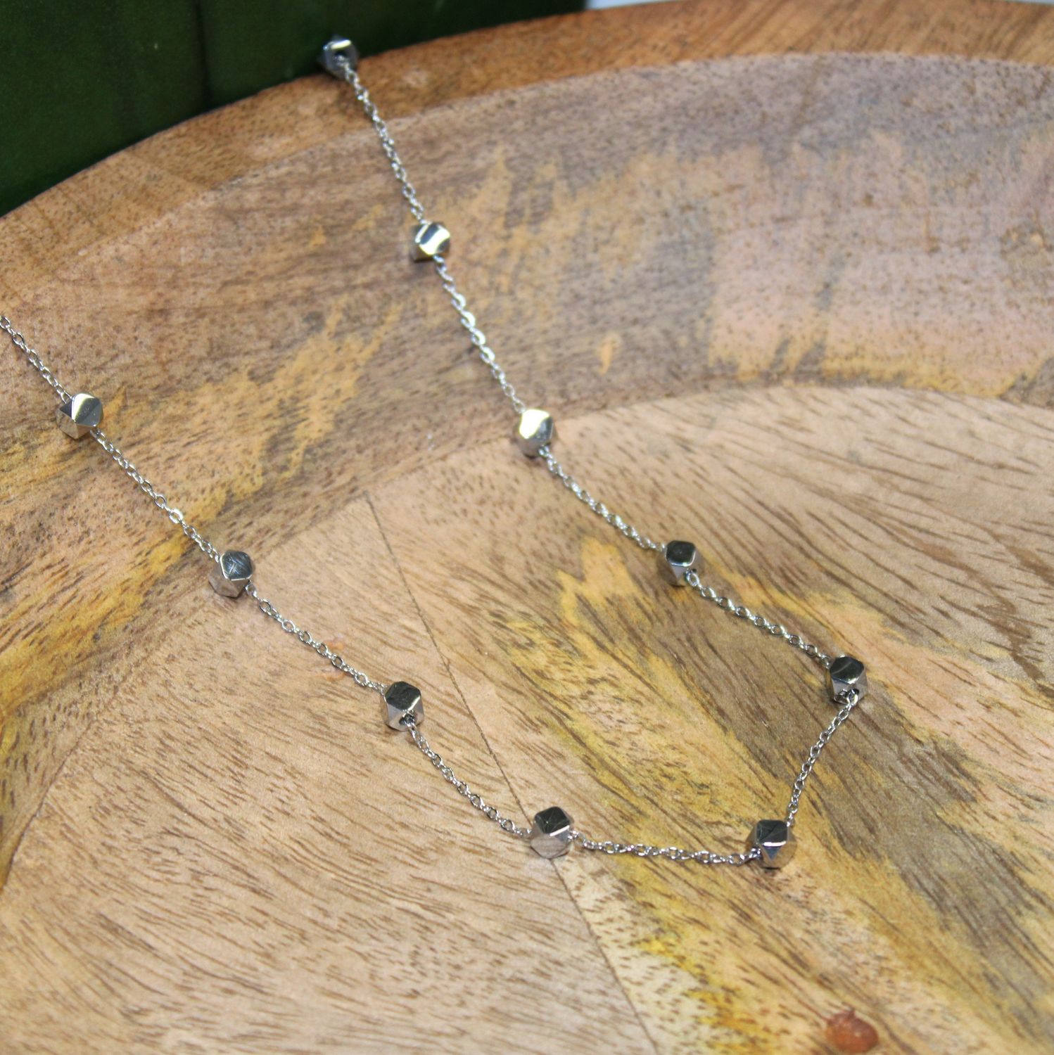 Collier en acier à pampilles cubiques
