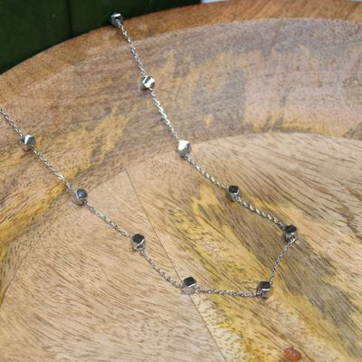 Collier en acier à pampilles cubiques