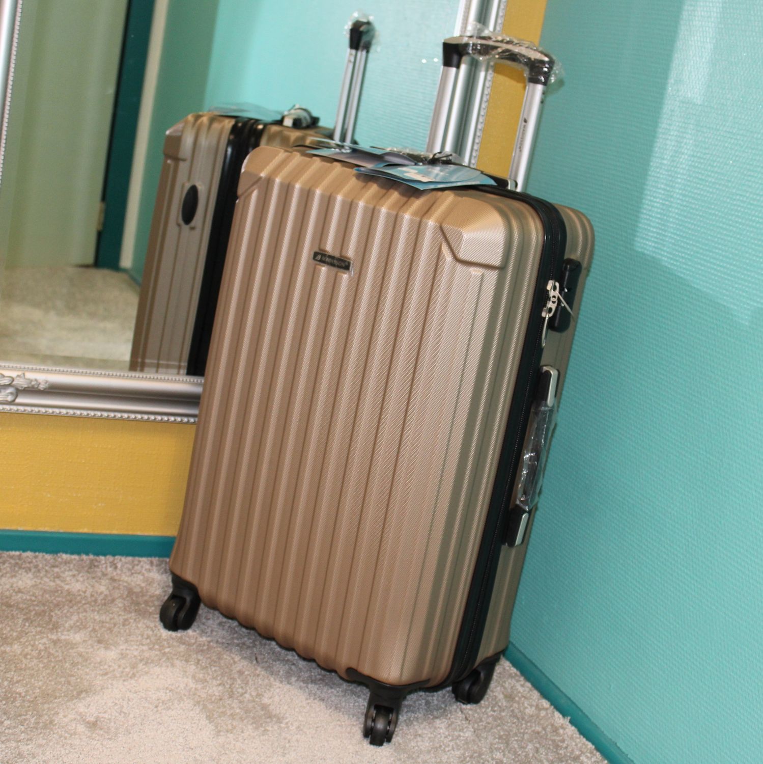 Valise moyenne en ABS champagne.
