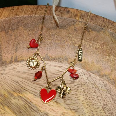 Collier en acier doré à breloque avec détails rouges