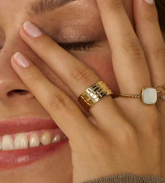 Bague réglable avec effet croco en acier inoxydable doré