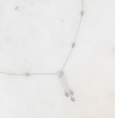 Collier en acier avec pendentif à trois chaines et pampilles