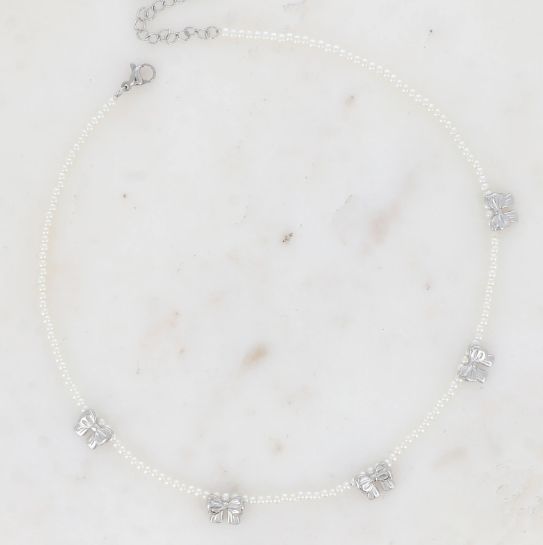 Collier ras de cou en perles synthétiques avec nœuds papillons en acier