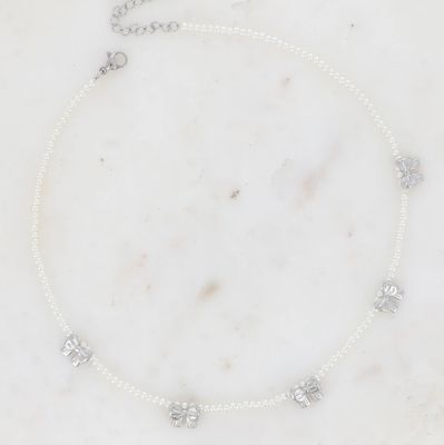 Collier ras de cou en perles synthétiques avec nœuds papillons en acier