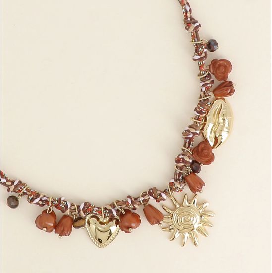 Collier sur cordon marron avec breloques en acier doré