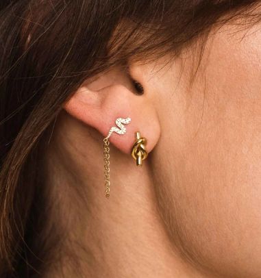 Boucles pendantes en acier doré avec serpent en oxydes de zirconium et chaîne