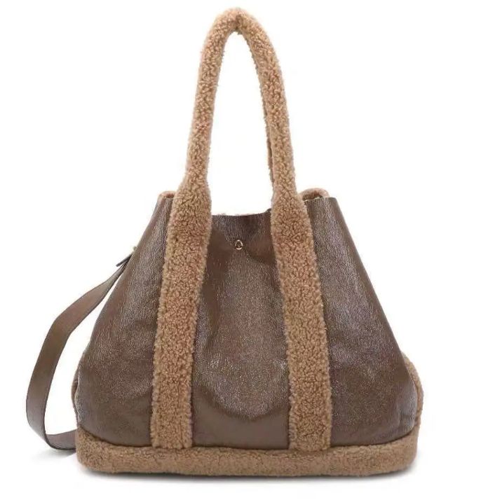 Grand sac épaule en textile brillant et moumoute - Taupe