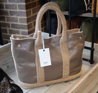 Grand sac épaule en textile brillant et moumoute - Taupe