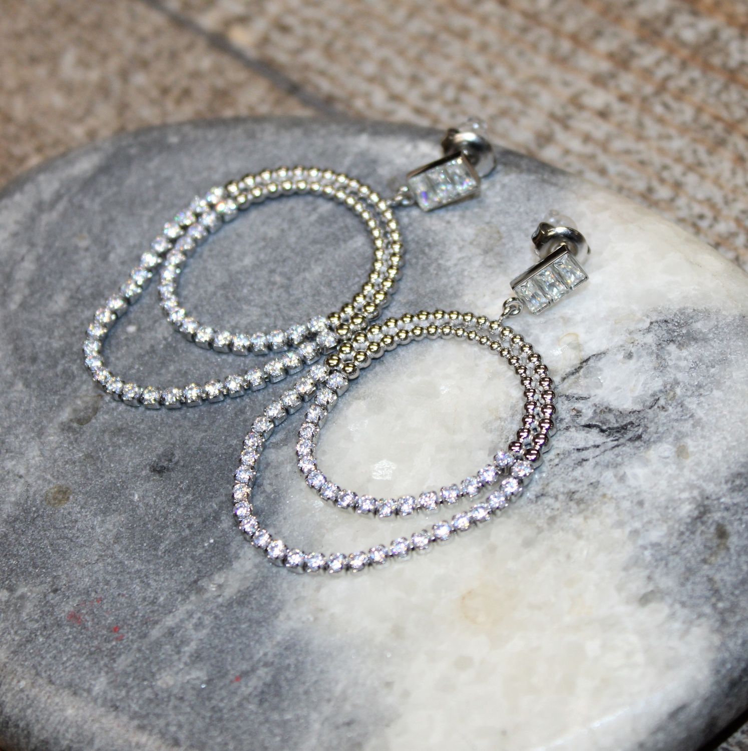 Boucles pendantes en acier avec cristaux et chaînes rivières