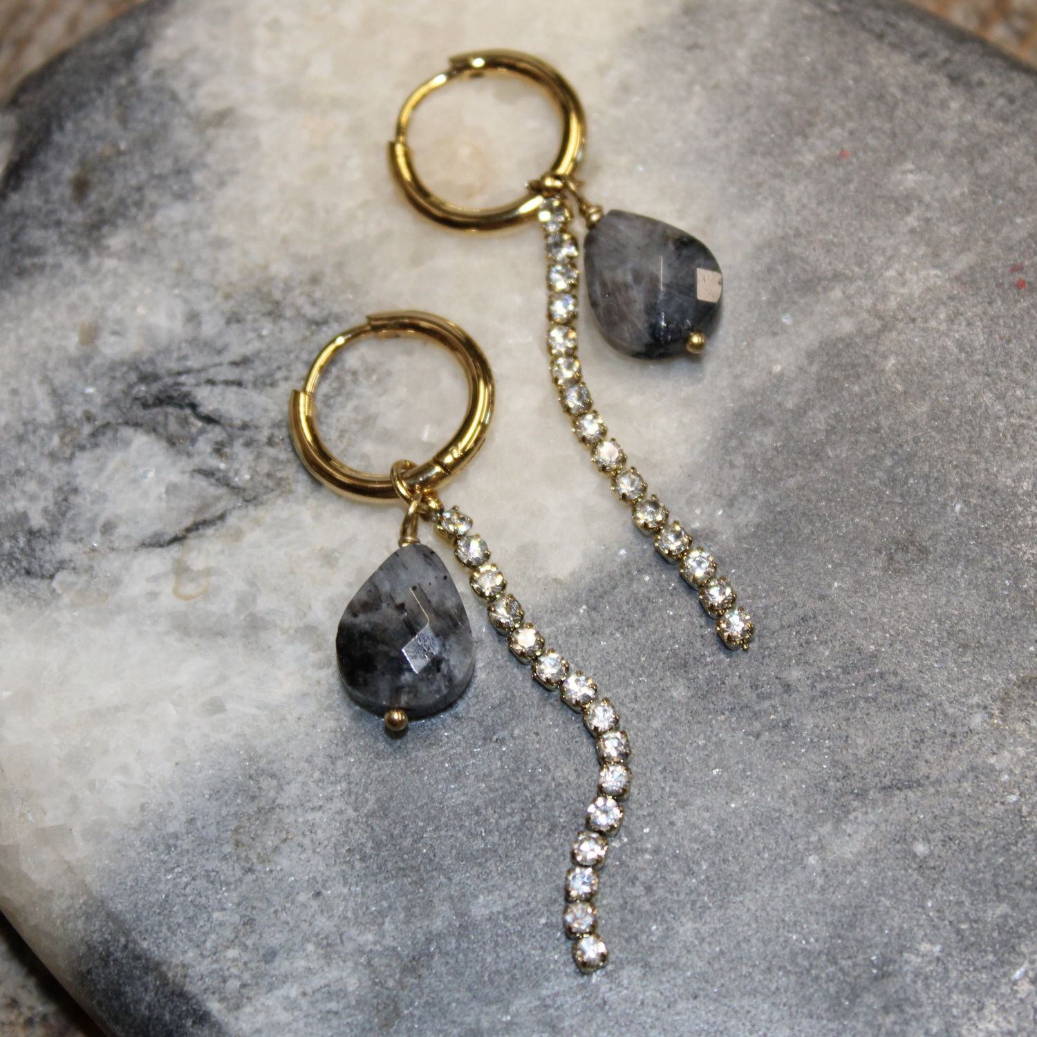 Créoles en acier doré avec chaîne rivière et pierre naturelle - Gris