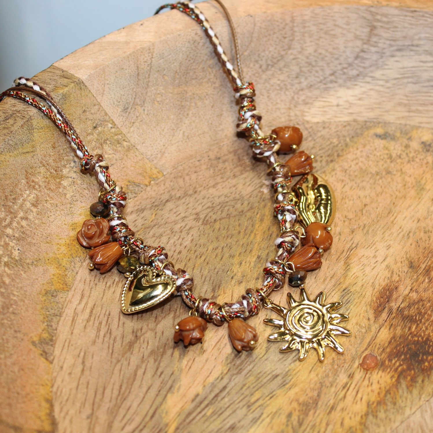 Collier sur cordon marron avec breloques en acier doré