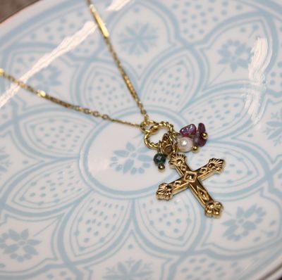 Collier en acier doré avec croix religieuse et pierres naturelles