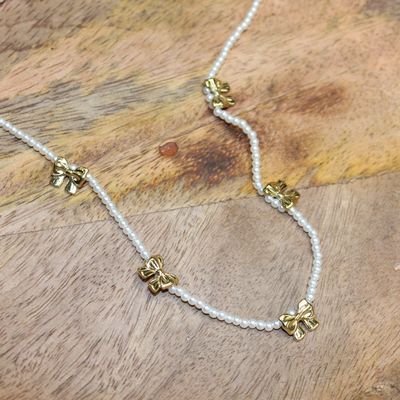 Collier ras de cou en perles synthétiques avec nœuds papillons en acier doré