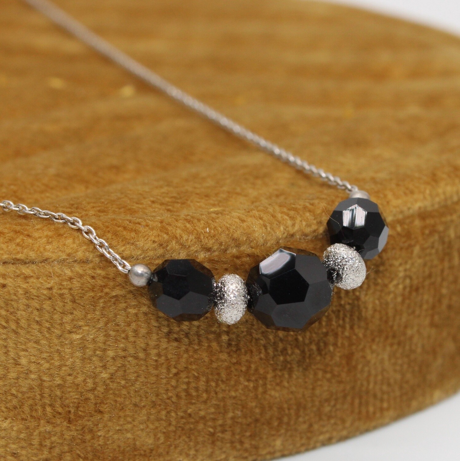 Collier en argent et cristal.