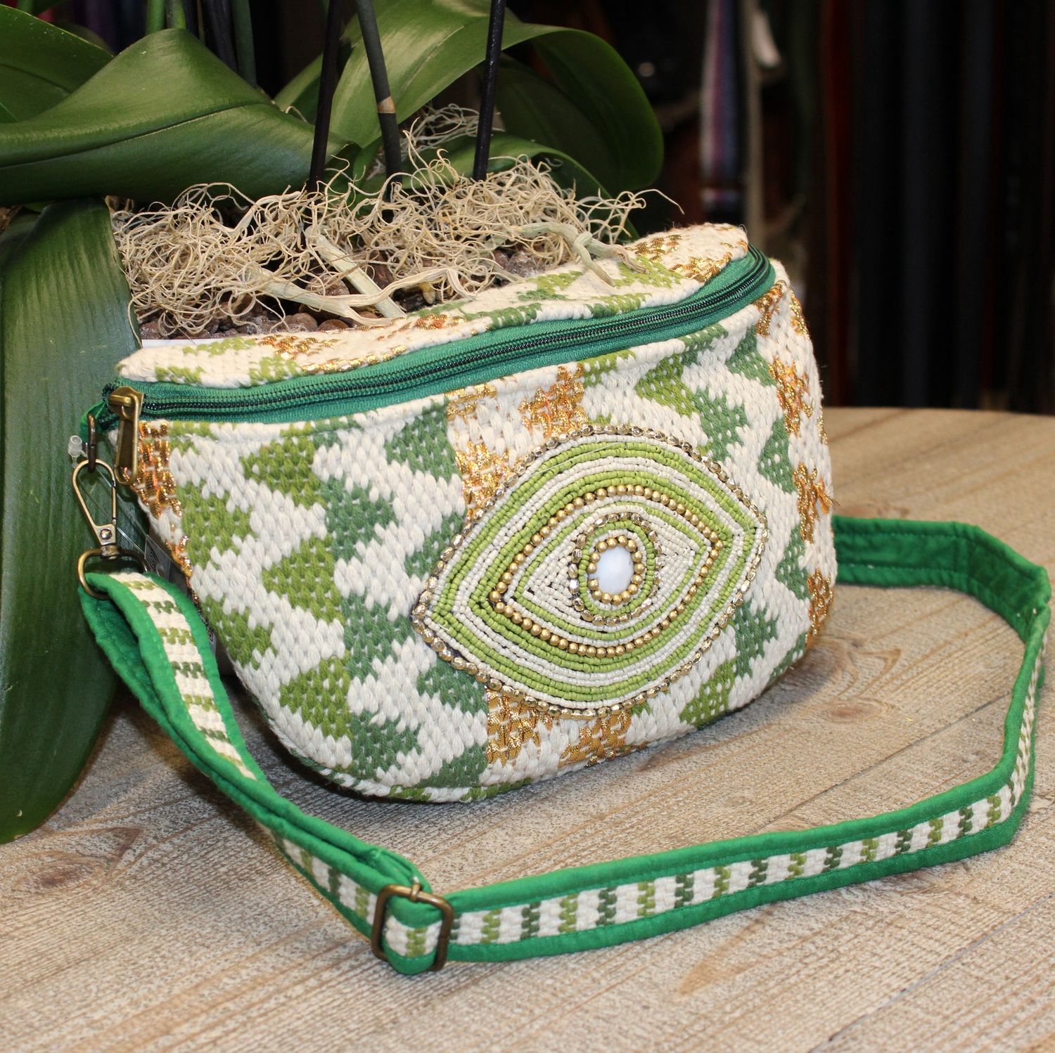Sac banane vert à motif œil brodé