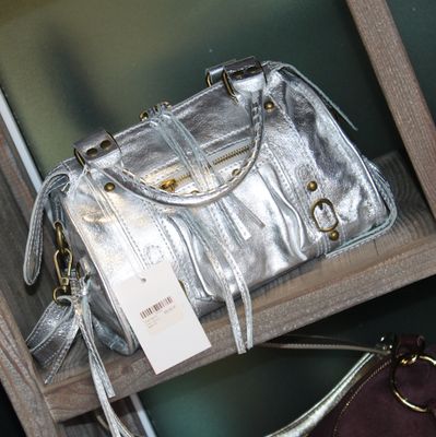 Petit sac à main en cuir argenté