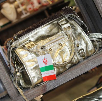 Petit sac à main en cuir doré