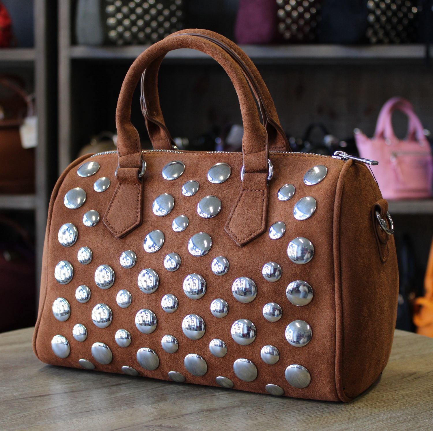 Sac polochon effet velours cognac avec clous argentés