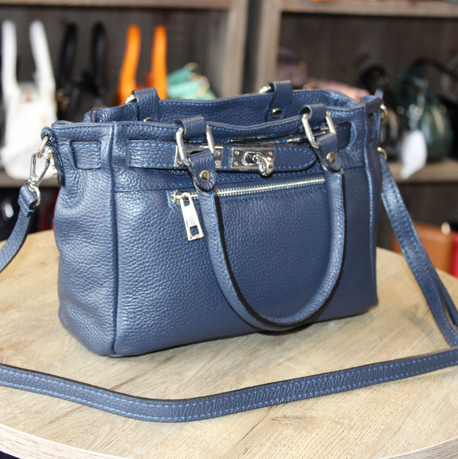Sac en cuir de vachette de couleur bleu marine