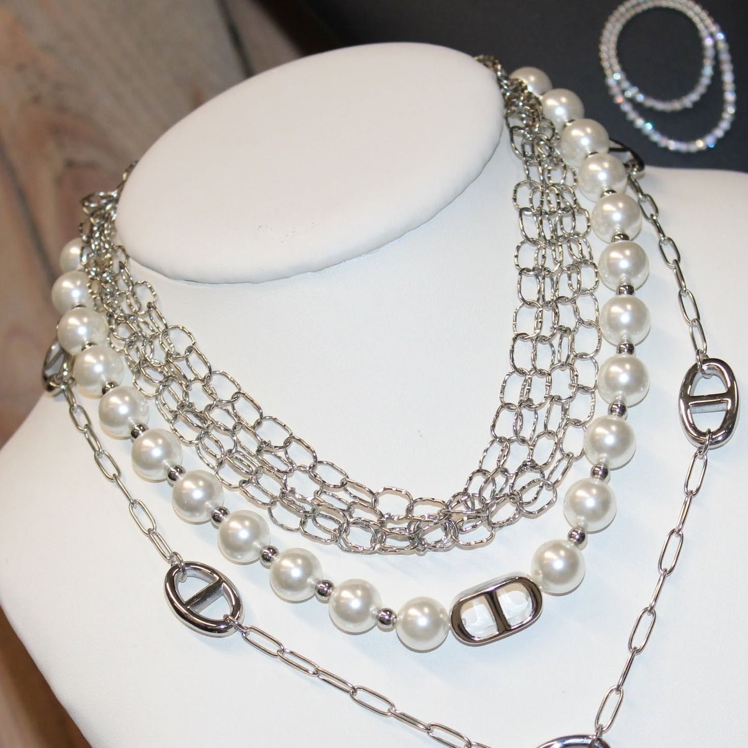 Collier ras de cou en acier doré à 4 rangs