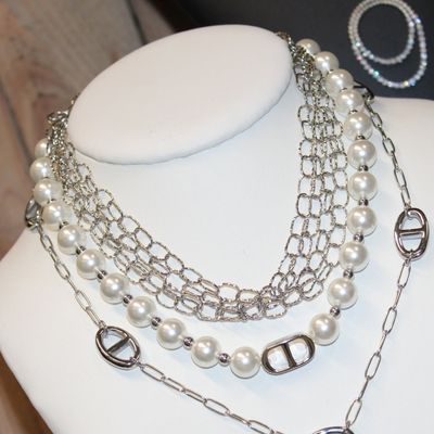 Collier ras de cou en acier doré à 4 rangs