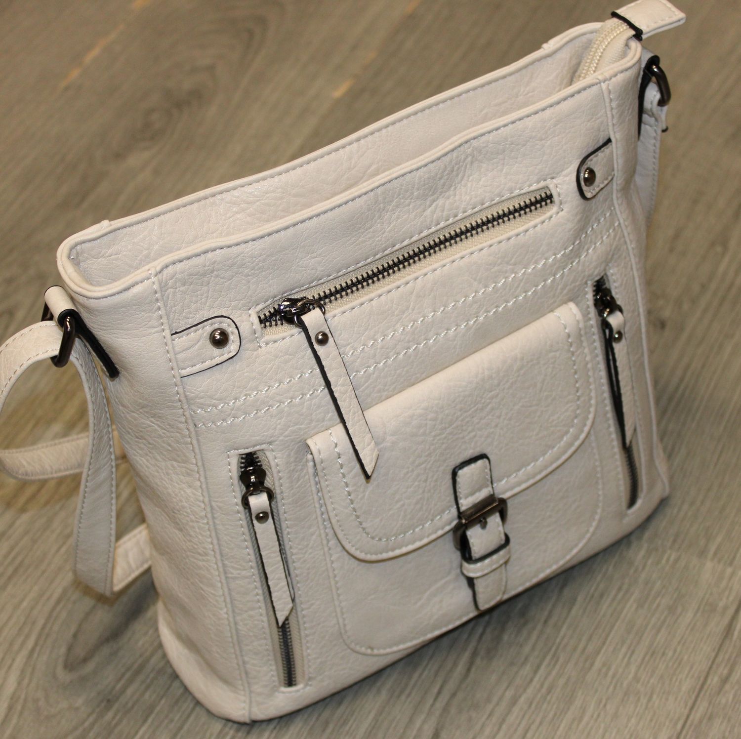 Sac bandoulière multipoches en similicuir beige