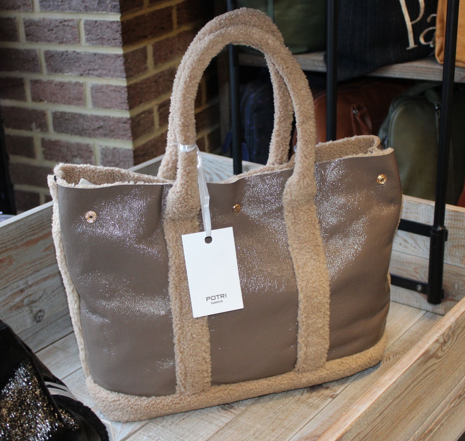 Grand sac épaule en textile brillant et moumoute - Taupe