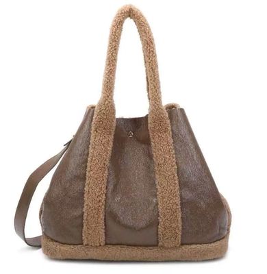 Grand sac épaule en textile brillant et moumoute - Taupe