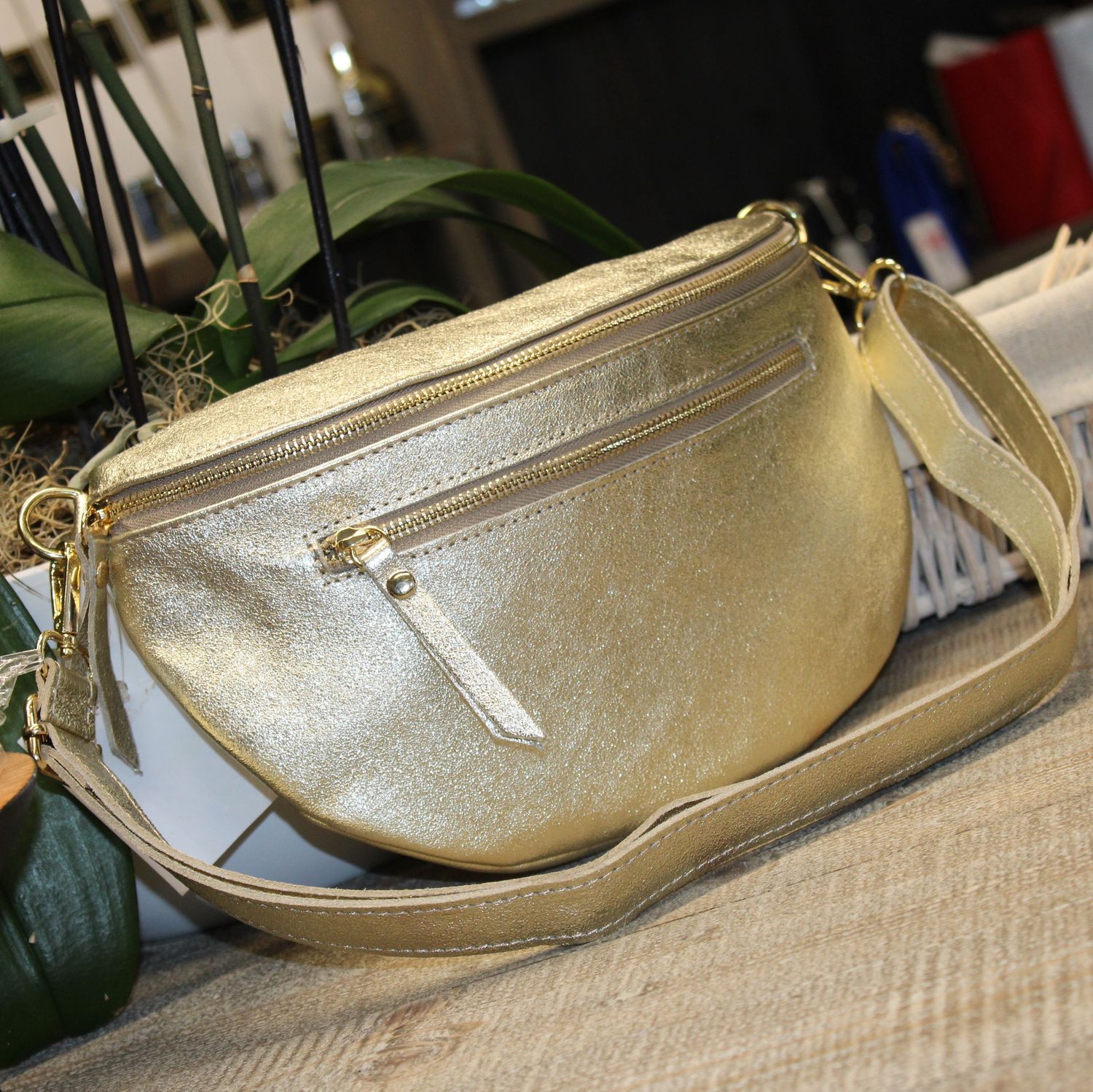 Grand sac banane en cuir grainé doré