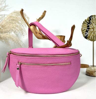 Grand sac banane en cuir grainé rose bonbon
