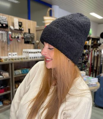 Bonnet en teddy noir
