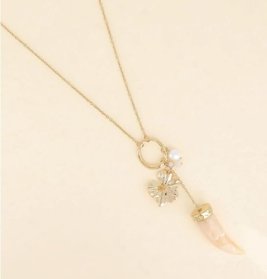 Sautoir en acier doré avec fleur, perles et corne en résine