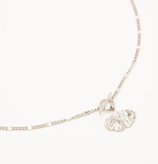 Chaine fine avec feuille de Ginko en acier