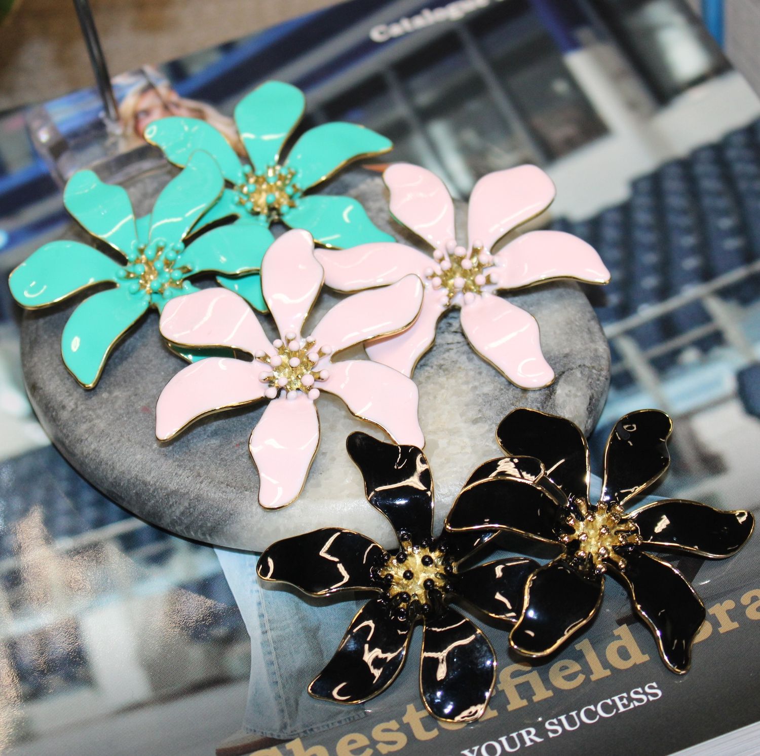 Boucles d'oreilles fleur en acier doré et émail coloré - Noir