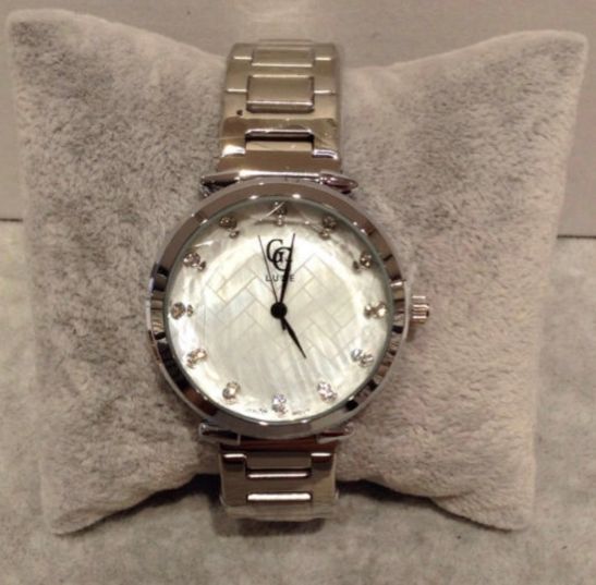 Montre en acier inoxydable avec verre facetté et cadran blanc