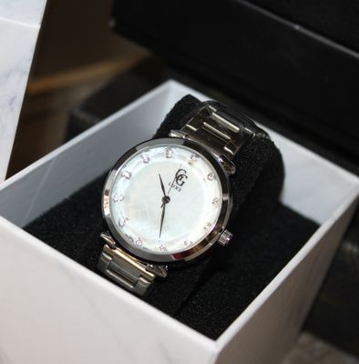 Montre en acier inoxydable avec verre facetté et cadran blanc
