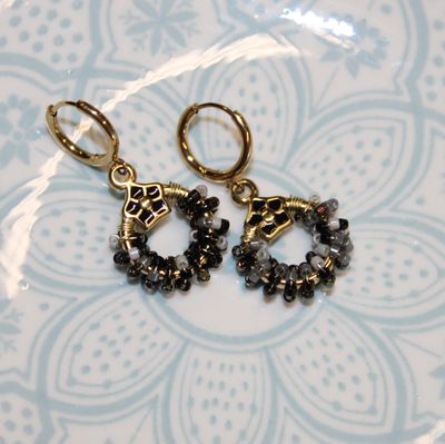 Boucles d'oreilles  avec perles, étoile et émail